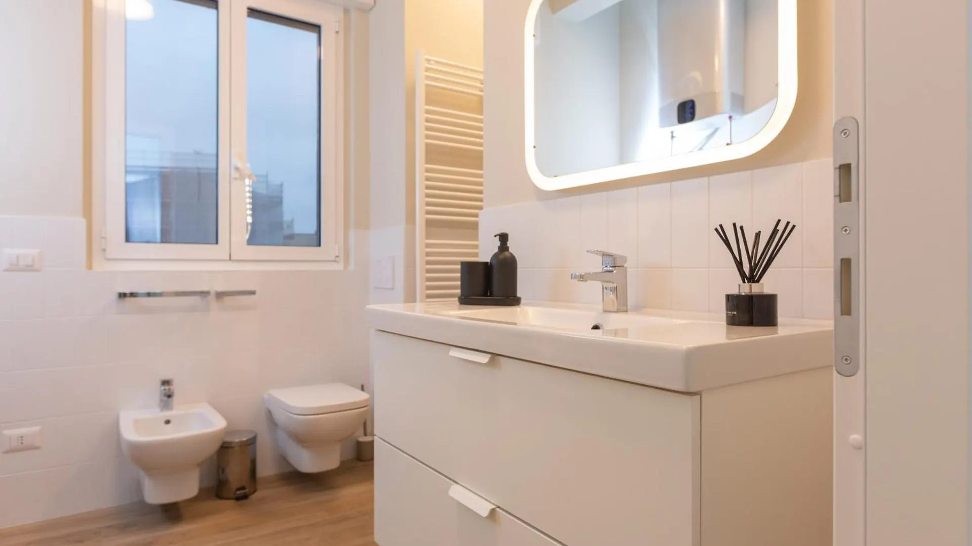 Dreams Exclusive Apartments With Terrace - Free Parking - M1 Station - Near Center Milan