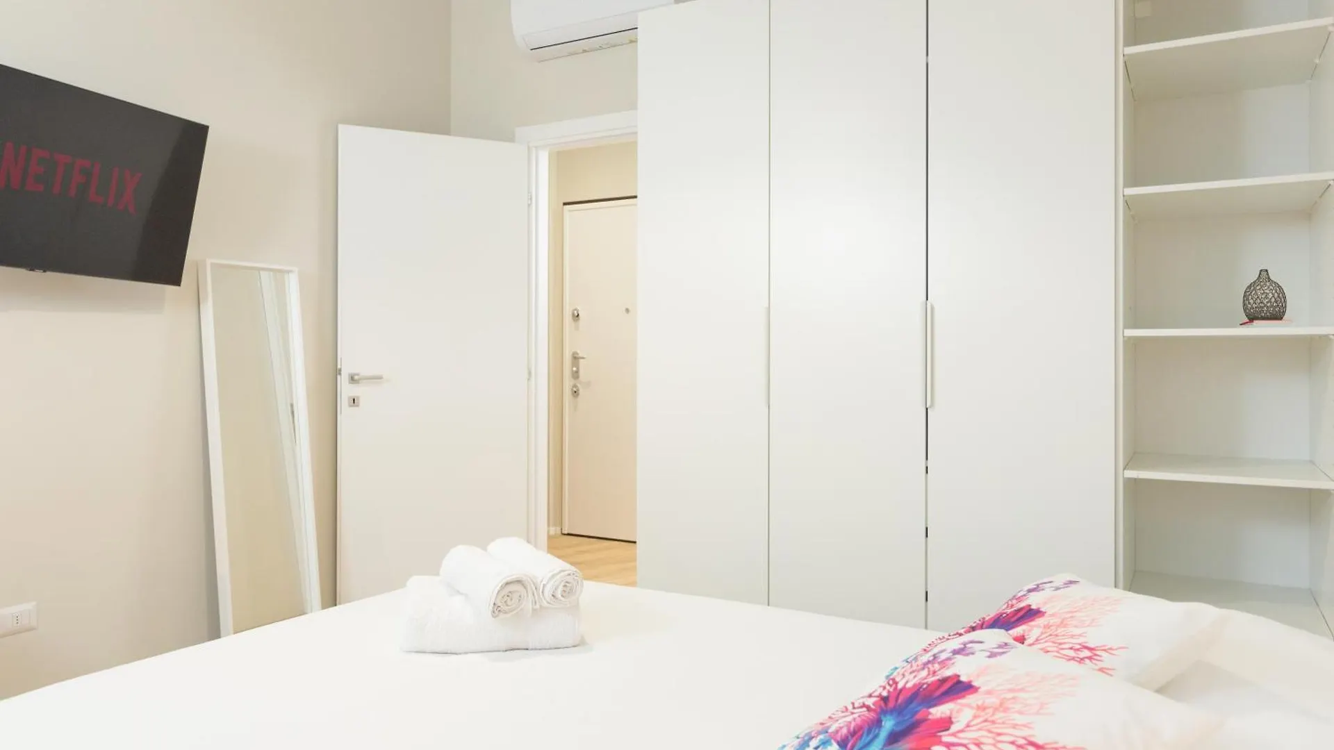 Dreams Exclusive Apartments With Terrace - Free Parking - M1 Station - Near Center Milan